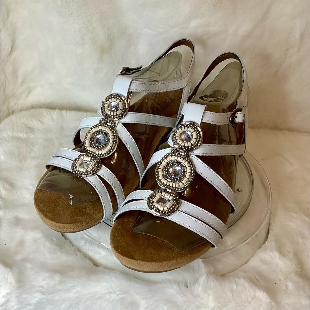 NIB NEW Cobb Hill HANNAH-CH White Bead/Rhinestone T-Strap Leather Sandal CCK02WT